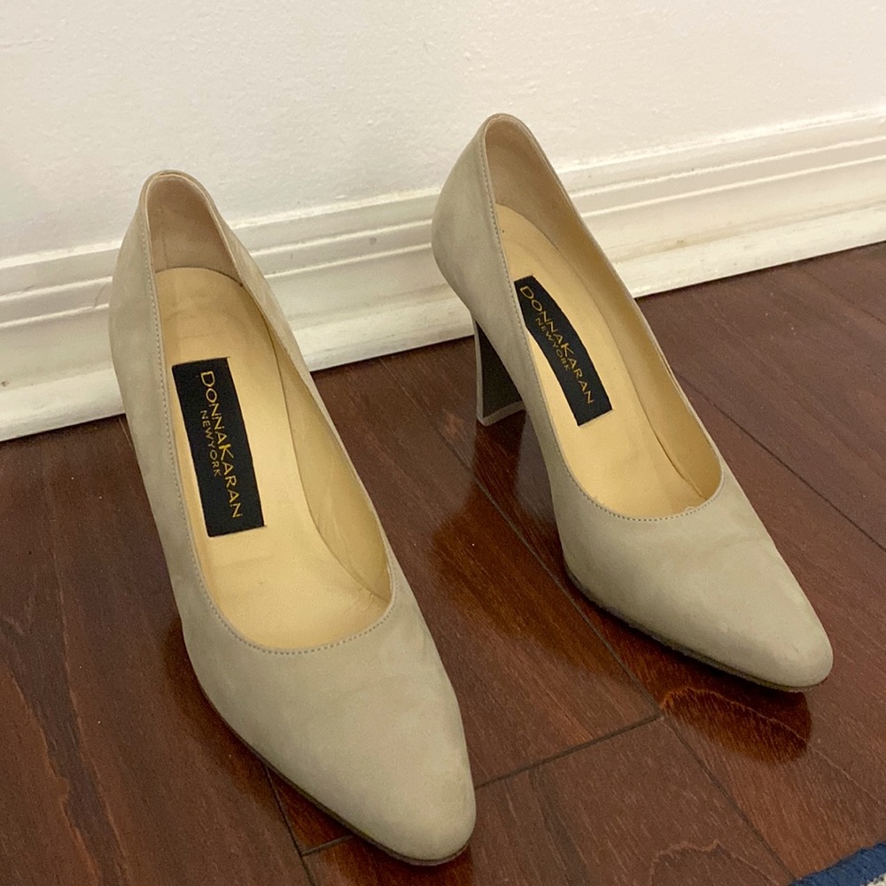 Gorgeous Donna Karan High Heel Pumps size 6.5 Soft Taupe Suede